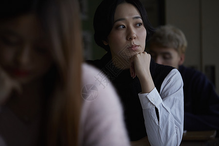 思考的女学生背景图片