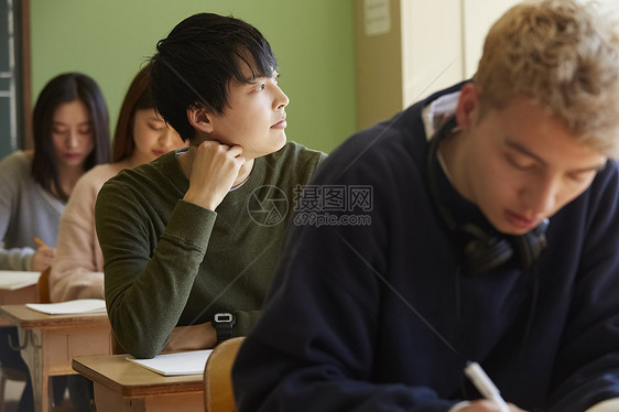 国际学校认真学习的学生图片