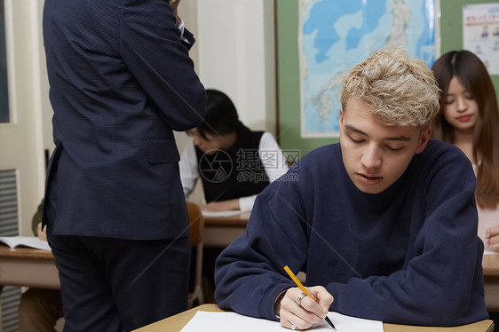 国际学校认真学习的学生图片