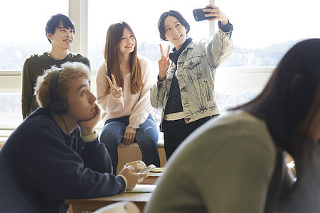 课间休息的同学们图片