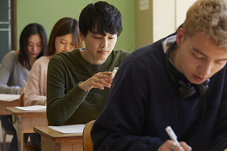 国际课堂上使用手机的男子图片