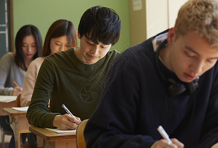 国际课堂上的学生图片