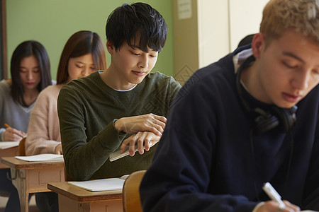 国际课堂上的学生图片