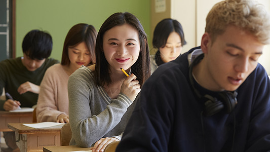 国际课堂上的学生图片