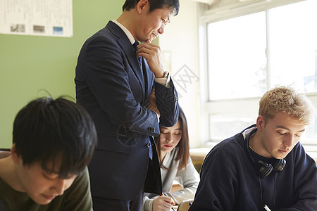 高级国际学校课堂上认真的学生图片