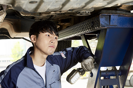 男子修理汽车图片
