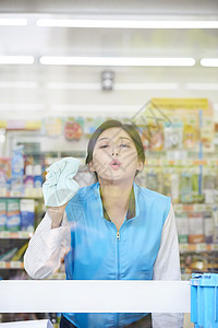 在便利店擦窗的女生图片