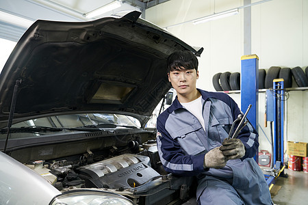 在修车行工作的男性图片