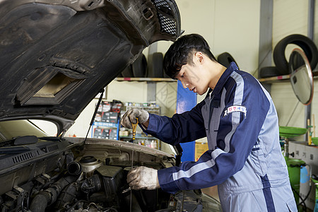 汽车修理间的汽修工在修理汽车图片