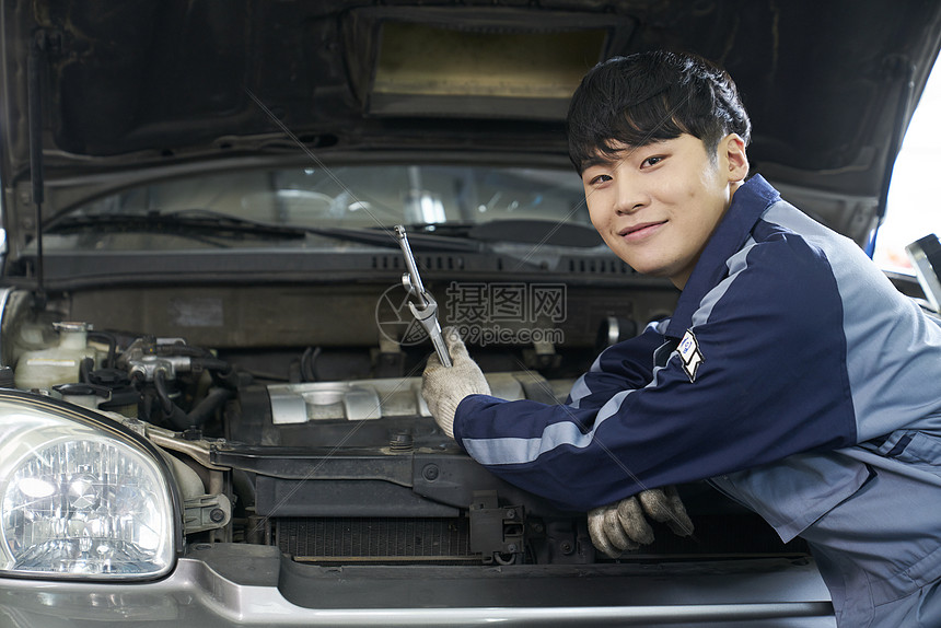 汽车修理间的汽修工在修理汽车图片
