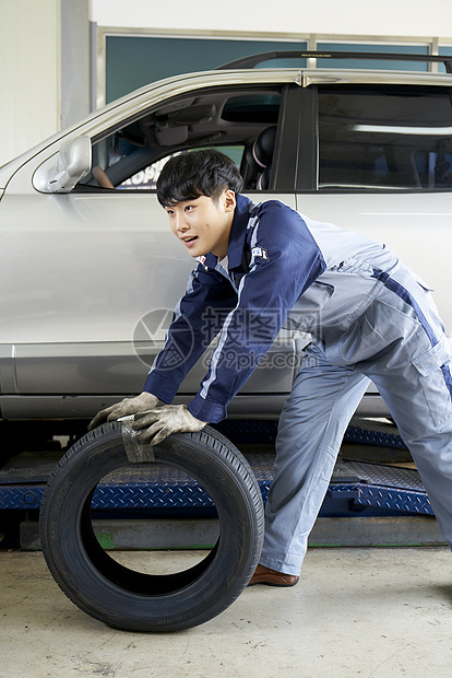 在修车行工作的男性图片