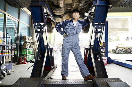 汽车修理厂的男性修理工形象图片