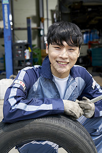 汽车修理厂工作的男性维修工图片