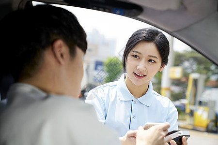 在加油站兼职工作的女孩图片