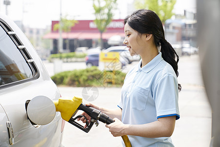 成年女子兼职工作加油站图片