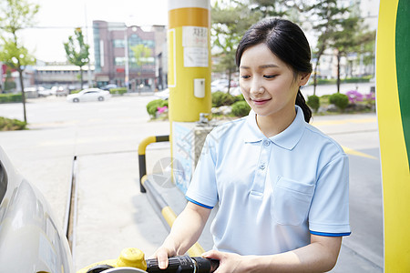 在加油的女职工图片