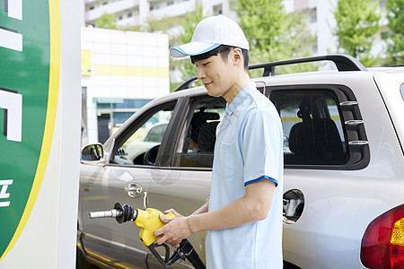 成年男子在加油站兼职工作图片