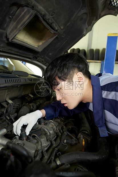 修理车子的男职员图片