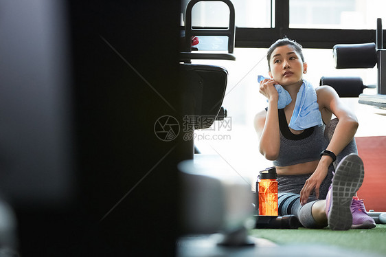 擦汗休息的成年女子图片