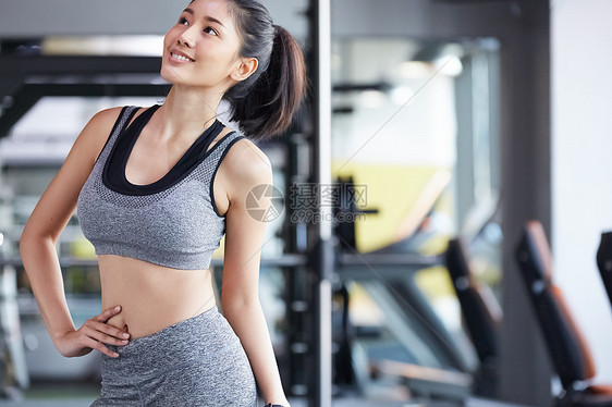 健身房穿着运动服的年轻女子图片