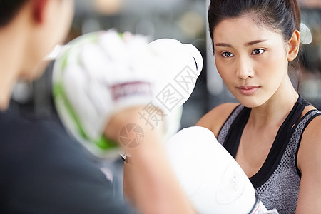 健身房练习拳击的年轻女子图片