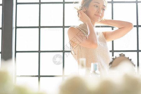 整理发型的年轻女子图片