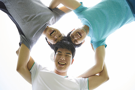 男人肩并肩图片