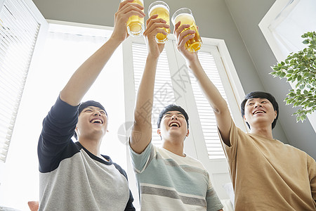啤酒话植物三个好哥们一起在客厅喝啤酒庆祝背景