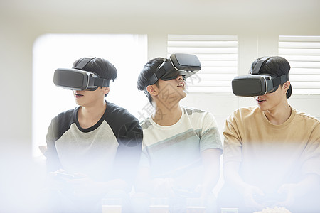 好哥们一起在客厅玩VR游戏高清图片