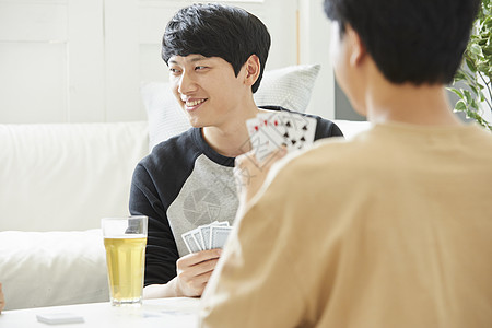 好朋友一起居家玩扑克图片素材