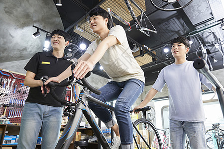 大学生卖素材卖自行车的店员在跟顾客讲解背景