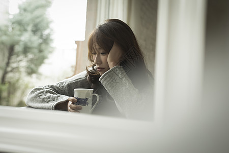 户内休息的女人图片