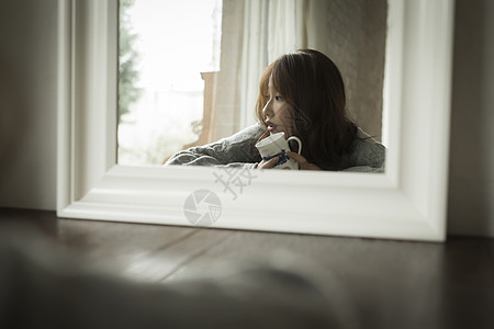 日本牡丹坐着发呆美容女茶时间背景