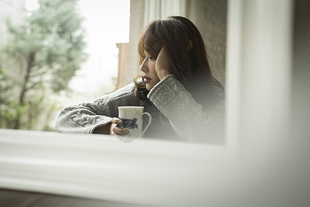 户内休息喝茶的女人图片