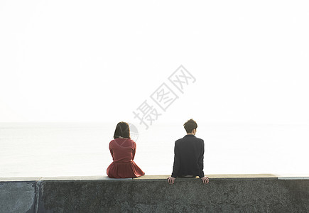 两个人坐下说话夫妻海岸图片