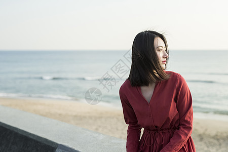 半身照复制空间海洋女海岸图片