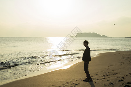 戏剧蓝色的水度假男海岸图片