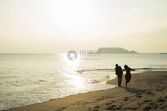 暮色跑步20多岁夫妻海岸图片