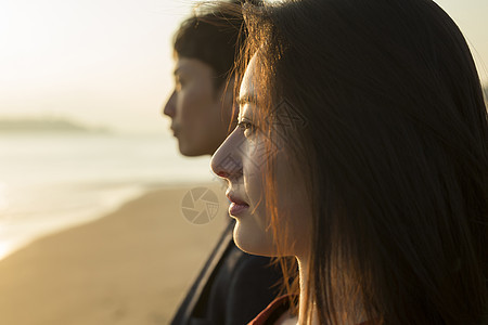 三十几岁二十多岁年轻女子夫妻海岸图片