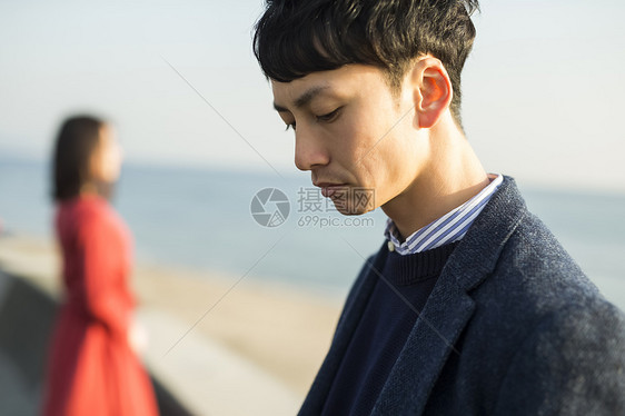 女生站立两个人夫妻告别形象图片