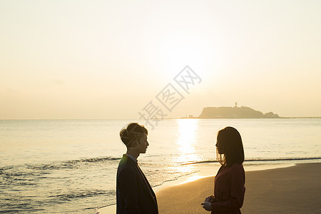 提议异夫妇年轻人夫妻海岸图片
