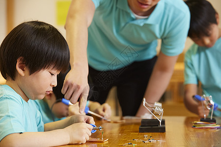 建设电子项目孩子气的男子儿童工作坊图片