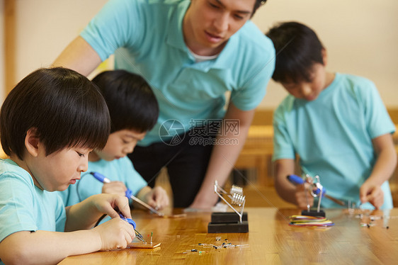 男孩们机动电子项目儿童工作坊图片