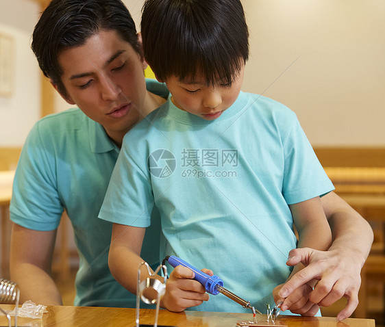 男人青年站台儿童工作坊图片