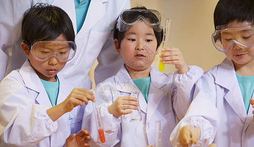 亚洲日本人二十几岁儿童工作坊科学图片