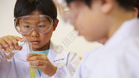 亚洲男亚洲人儿童工作坊科学图片