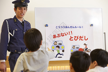 男子通知学校儿童交通安全指导图片