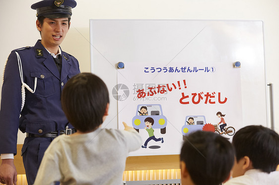 男子通知学校儿童交通安全指导图片