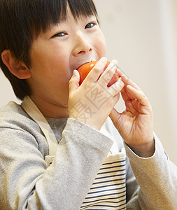 可爱厨艺学校露营吃西红柿的孩子图片