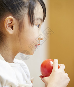 单人小孩幼儿园儿童吃西红柿的孩子图片